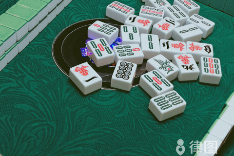 因为赌博离婚要不要赔偿？